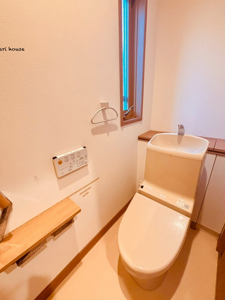 上尾市畔吉　中古戸建のトイレ