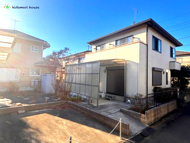 上尾市畔吉　中古戸建の外観|大変奇麗にお使いです☆バイクや自転車を雨にぬれずに止められるスペースも付いてます♪