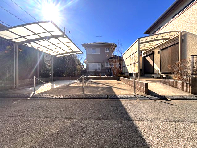 上尾市畔吉　中古戸建の駐車場|並列駐車可能☆カーポートも付いています！！