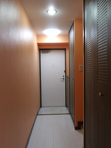 室内から見た玄関　２０２５年４月撮影