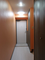 室内から見た玄関　２０２５年４月撮影