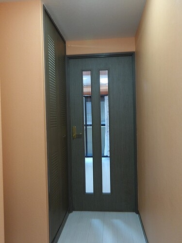 室内から見た玄関　２０２５年４月撮影