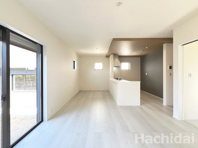 高浜市呉竹町第3　新築一戸建　＜4号棟＞の居間・リビング|キッチンの折り下げ天井がアクセントとなって空間にめりはりと奥行きを感じられます。
