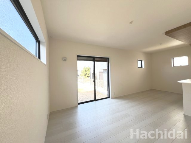 高浜市呉竹町第3　新築一戸建　＜4号棟＞の居間・リビング|掃き出し窓の開放感が心地よいLDK。どこにいても陽差しが感じられる居心地の良い空間です。