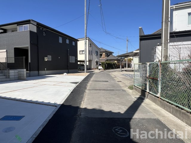 高浜市呉竹町第3　新築一戸建　＜4号棟＞の前面道路含む現地写真|前面道路は交通量も少ない為、周りに気にせず駐車して頂けます♪
