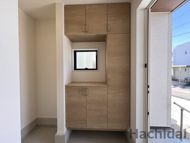 高浜市呉竹町第3　新築一戸建　＜4号棟＞の収納|玄関横に天井までの大型シューズボックスがついているので、片付いた玄関がキープできます。
