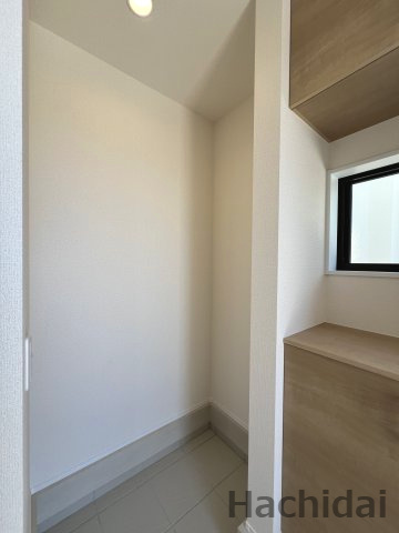 高浜市呉竹町第3　新築一戸建　＜4号棟＞の収納|を履いたまま使えるシューズクローク付きの玄関。ベビーカーやキャリーケースなどの大型荷物の置き場所にも最適です。