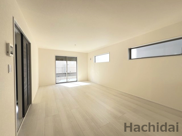 高浜市呉竹町第3　新築一戸建　＜3号棟＞の居間・リビング|フローリングやクロスなど、明るい色調を採用したナチュラルな内装デザインです。