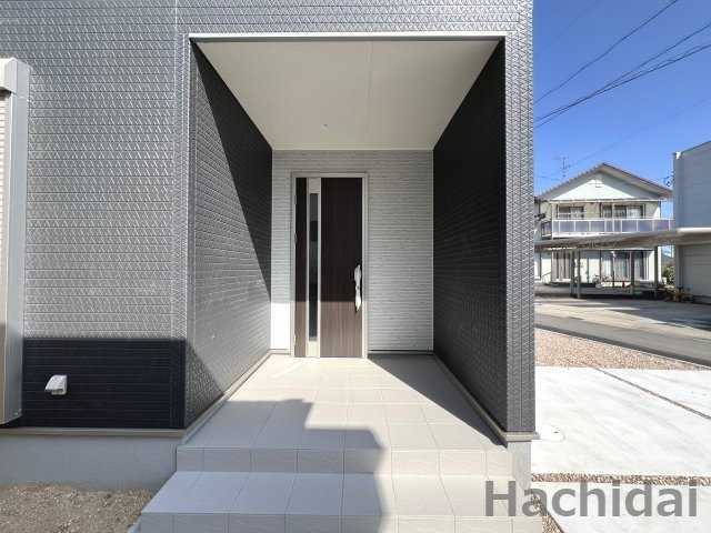 高浜市呉竹町第3　新築一戸建　＜3号棟＞のエントランス|深いひさしがゆとりある玄関アプローチです。荷物が多い時や、お子様を連れている時、雨の日に傘を差したまま鍵を探すストレスから解放されます。