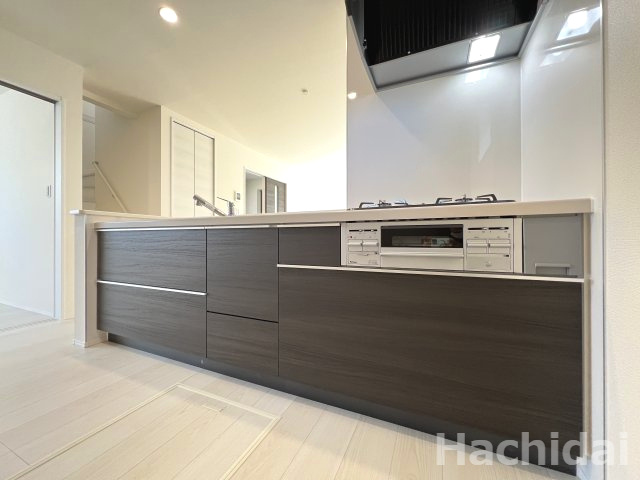 高浜市呉竹町第3　新築一戸建　＜3号棟＞のキッチン|リビングで遊ぶお子様を見守りながらお料理ができる人気のカウンターキッチンです