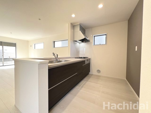 高浜市呉竹町第3　新築一戸建　＜3号棟＞のキッチン|キッチン背面はアクセントクロスを施し、スタイリッシュな印象です	