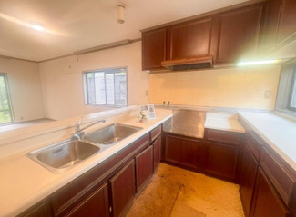 【キッチン】 | 川西市大和東５丁目中古戸建 | 対面式キッチンです♪お料理を作りながらリビングが見渡せます！※リフォームが必要です