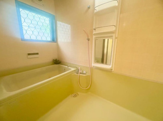 【浴室】 | 川西市大和東５丁目中古戸建 | 浴室です♪一日の疲れを癒してくれます！窓も有るので換気も十分に行えますね！