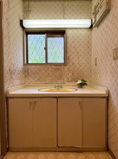 【独立洗面台】 | 川西市大和東５丁目中古戸建 | 洗面台です♪※リフォームが必要だと思われます。