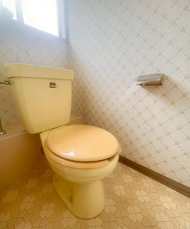 【トイレ】 | 川西市大和東５丁目中古戸建 | トイレは１階・２階に設けられております！シンプルトイレです♪お好きなリフォームを楽しんでみませんか？
