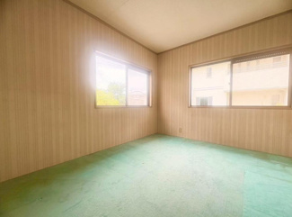 【洋室】 | 川西市大和東５丁目中古戸建 | ２階洋室6帖です♪二面採光の明るい室内です！！お好きなリフォームを楽しんでみませんか？