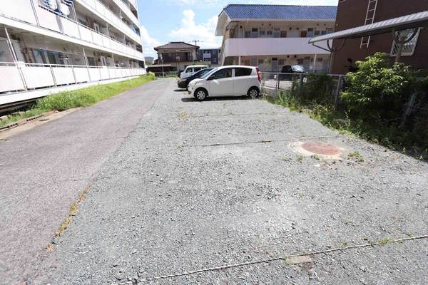 ビレッジハウス上和白2号棟の駐車場|車をお持ちの方に嬉しい駐車場付きの物件です