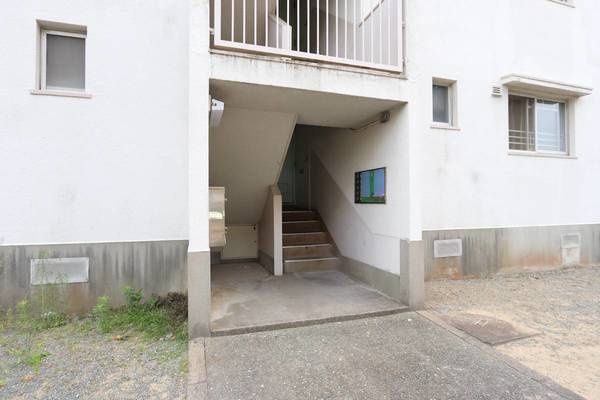 ビレッジハウス上和白2号棟のエントランス|清潔なエントランスです