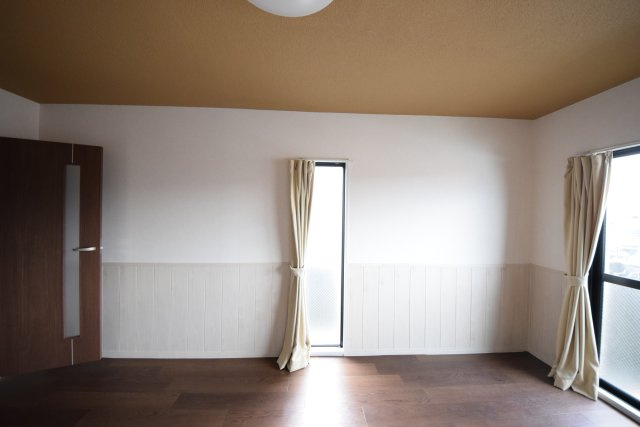 フォーサイトストゥディオ堤の居間・リビング|こちらの居間で趣味の時間をお楽しみください