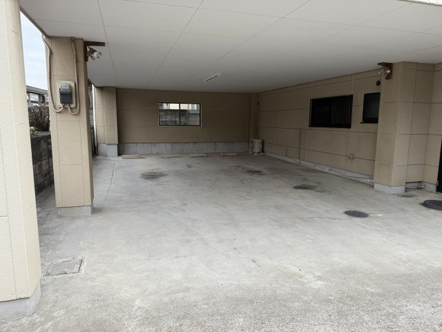 高崎市日高町の駐車場|1F　屋根付き駐車スペース