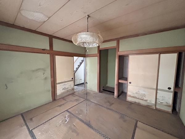 八戸市大字新井田字石動木平の洋室|【リフォーム前】1階8.5帖洋室になる予定のお部屋です。フローリング張り、壁天井クロス仕上げ、照明新品交換、クローゼット新設等を行います。