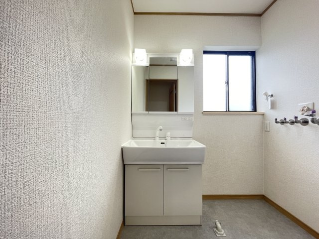 八戸市大字新井田字石動木平の洋室|【リフォーム前】1階8.5帖洋室になる予定のお部屋です。フローリング張り、壁天井クロス仕上げ、照明新品交換、クローゼット新設等を行います。