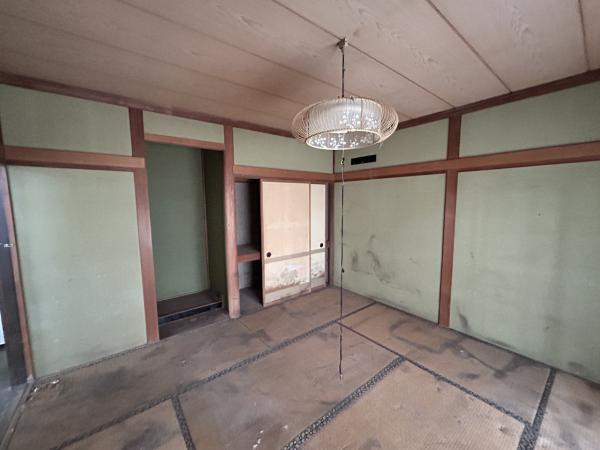 八戸市大字新井田字石動木平の洋室|【リフォーム前】1階8.5帖洋室になる予定のお部屋の別アングルです。フローリング張り、壁天井クロス仕上げ、照明新品交換、クローゼット新設等を行います。