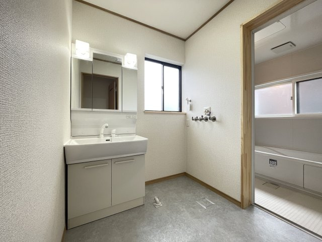 八戸市大字新井田字石動木平の洋室|【リフォーム前】1階8.5帖洋室になる予定のお部屋の別アングルです。フローリング張り、壁天井クロス仕上げ、照明新品交換、クローゼット新設等を行います。