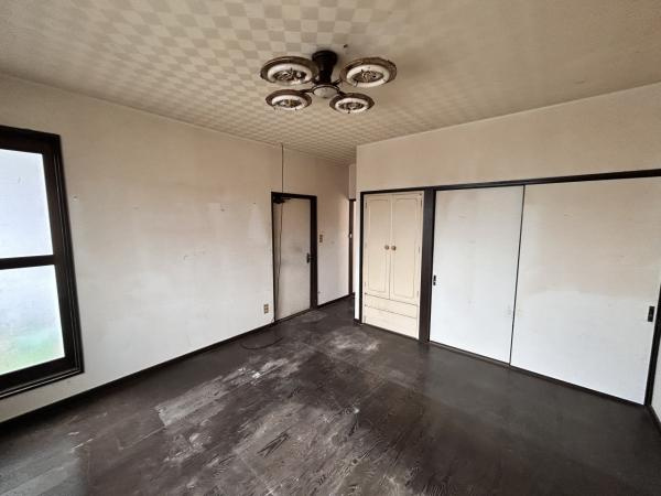 八戸市大字新井田字石動木平の洋室|【リフォーム前】2階南東側9帖洋室になる予定のお部屋です。フローリング張り、壁天井クロス仕上げ、照明新品交換、クローゼット新設等を行います。