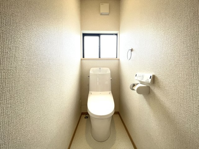 八戸市大字新井田字石動木平の洋室|【リフォーム前】2階南東側9帖洋室になる予定のお部屋です。フローリング張り、壁天井クロス仕上げ、照明新品交換、クローゼット新設等を行います。