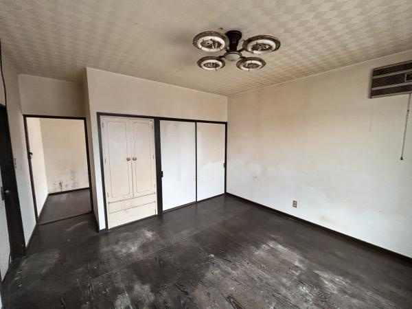 八戸市大字新井田字石動木平の洋室|【リフォーム前】2階南東側9帖洋室になる予定のお部屋の別アングルです。フローリング張り、壁天井クロス仕上げ、照明新品交換、クローゼット新設等を行います。