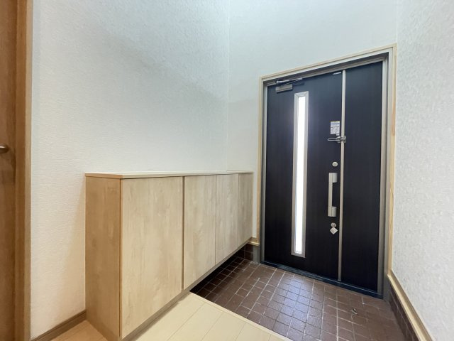 八戸市大字新井田字石動木平の洋室|【リフォーム前】2階南東側9帖洋室になる予定のお部屋の別アングルです。フローリング張り、壁天井クロス仕上げ、照明新品交換、クローゼット新設等を行います。