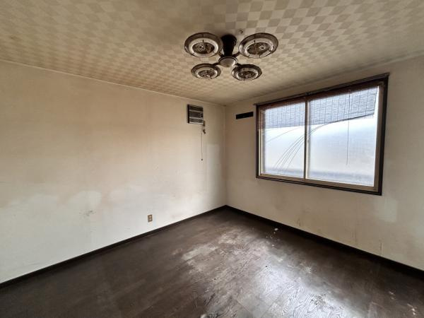 八戸市大字新井田字石動木平の洋室|【リフォーム前】2階南西側6帖洋室です。フローリング張り、壁天井クロス仕上げ、照明新品交換、クローゼット新設等を行います。