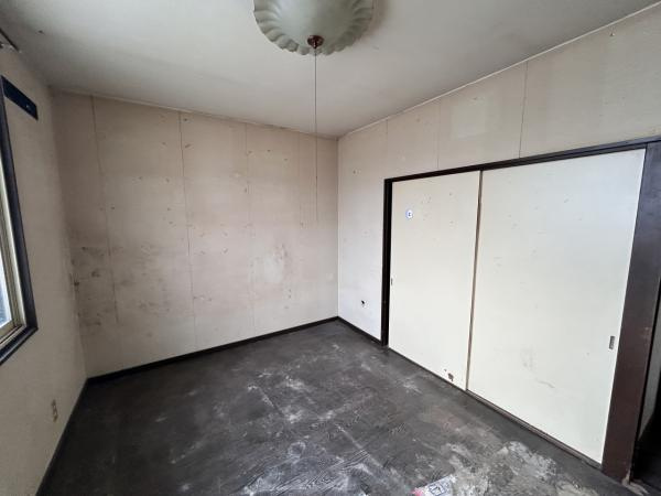 八戸市大字新井田字石動木平の洋室|【リフォーム前】2階南西側6帖洋室です。フローリング張り、壁天井クロス仕上げ、照明新品交換、クローゼット新設等を行います。