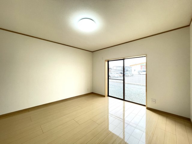 八戸市大字新井田字石動木平の洋室|【リフォーム前】2階南西側6帖洋室です。フローリング張り、壁天井クロス仕上げ、照明新品交換、クローゼット新設等を行います。