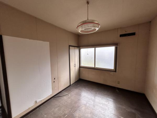 八戸市大字新井田字石動木平の洋室|【リフォーム前】2階北西側6帖洋室です。フローリング張り、壁天井クロス仕上げ、照明新品交換、クローゼット新設等を行います。