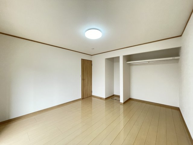 八戸市大字新井田字石動木平の洋室|【リフォーム前】2階北西側6帖洋室です。フローリング張り、壁天井クロス仕上げ、照明新品交換、クローゼット新設等を行います。