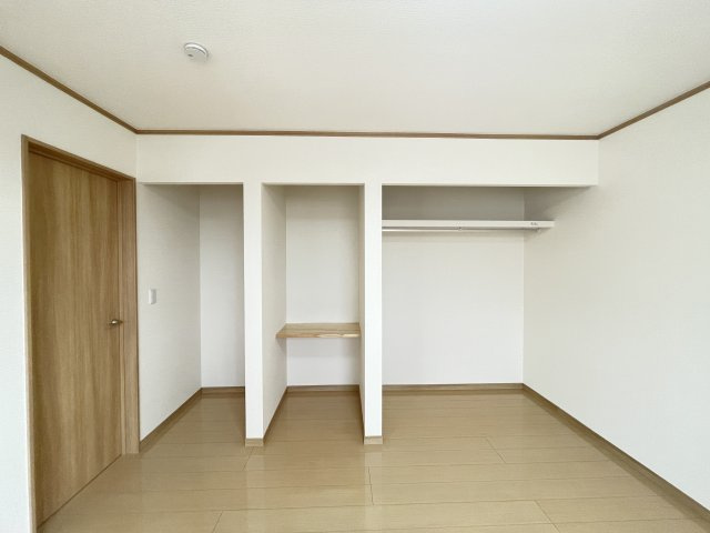 八戸市大字新井田字石動木平の内観：施工例|【同仕様写真】インターホンはモニター付きタイプを設置します。来訪者を確認でき安心です。