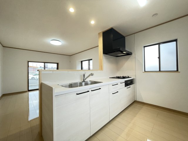 八戸市大字新井田字石動木平の内観：施工例|【同仕様画像】新品交換予定の洗面化粧台は三面鏡タイプを採用しました。朝の支度がしやすく、見た目もすっきりします。