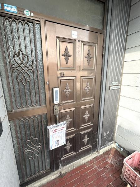 八戸市大字新井田字石動木平の玄関|【リフォーム前】玄関ドアは新品に交換予定です。