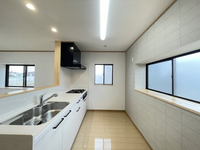 八戸市大字新井田字石動木平の玄関|【リフォーム前】玄関ドアは新品に交換予定です。