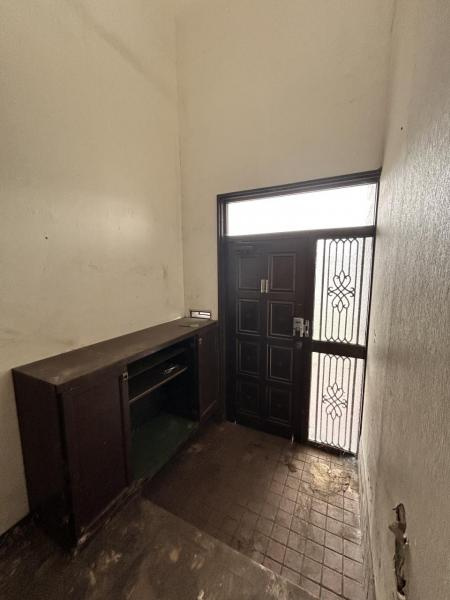 八戸市大字新井田字石動木平の玄関|【リフォーム前】玄関ホールです。照明新品交換、フロア張替え、壁天井クロス仕上げ等行います。