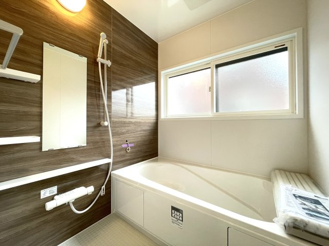 八戸市大字新井田字石動木平の玄関|【リフォーム前】玄関ホールです。照明新品交換、フロア張替え、壁天井クロス仕上げ等行います。