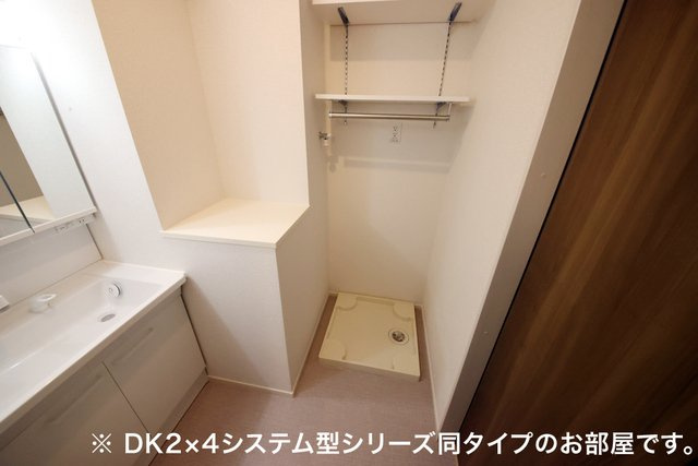 ジークアクスの独立洗面台|明るい洗面所です