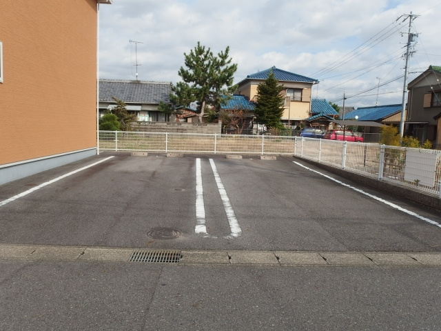 メゾンキングジュリアンの駐車場