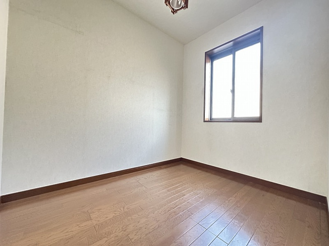 【収納】 | 新座市野火止8丁目　中古一戸建住宅　(志木本店) | 3.5帖の収納スペースで、荷物もすっきり片付きます。