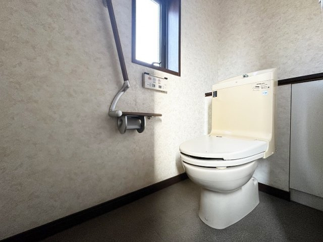 【トイレ】 | 新座市野火止8丁目　中古一戸建住宅　(志木本店) | 立ち座りをサポートする、手すり付きトイレ。