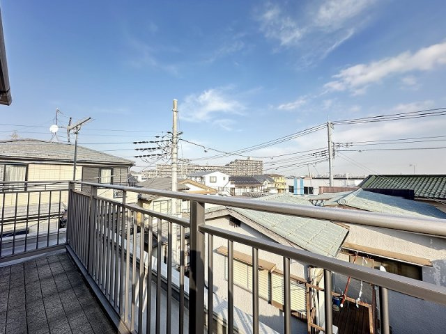 【展望】 | 新座市野火止8丁目　中古一戸建住宅　(志木本店) | 青い空が広がる、バルコニーからの眺望。