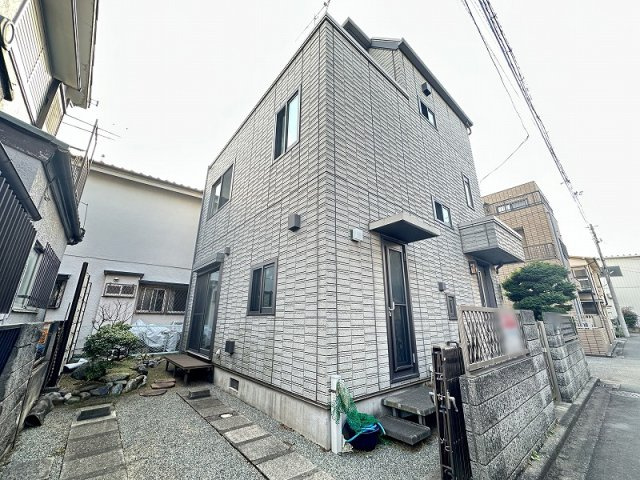 【外観】 | 新座市野火止8丁目　中古一戸建住宅　(志木本店) | 現地（2026年1月）撮影
マイカーを身近に置ける、カースペース1台付き。