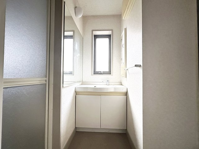 【独立洗面台】 | 新座市野火止8丁目　中古一戸建住宅　(志木本店) | 窓付きで明るい、洗面化粧台。